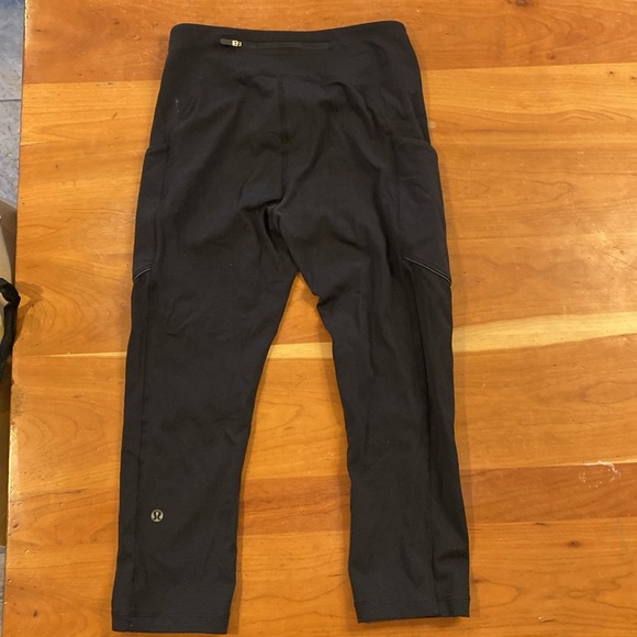 Lululemon size 6 black cropped leggings! - Picture 2 of 2